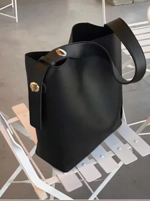 Minimalist Twist Lock Square Bag